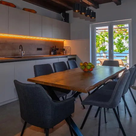 Azure Horizon Miholascica